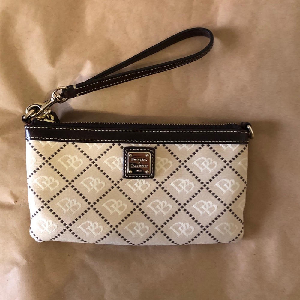 Dooney & Bourke Wristlet Like-New condition